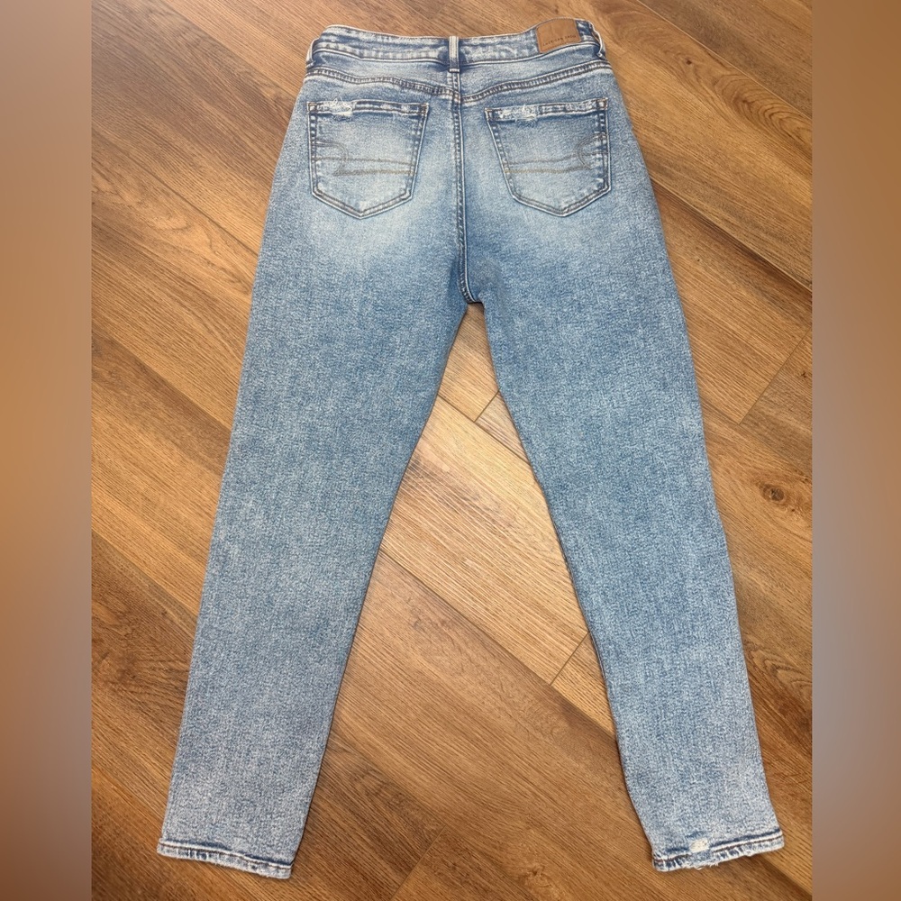 American Eagle High Rise Mom Jeans Womens‎ 4 Light Wash Distressed Tapered Denim - Picture 6 of 10